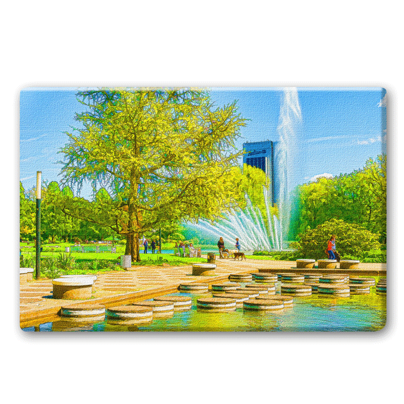Die Wasserkaskaden und Fontänen bei Planten un Blomen. Im Hintergrund das CCH.
