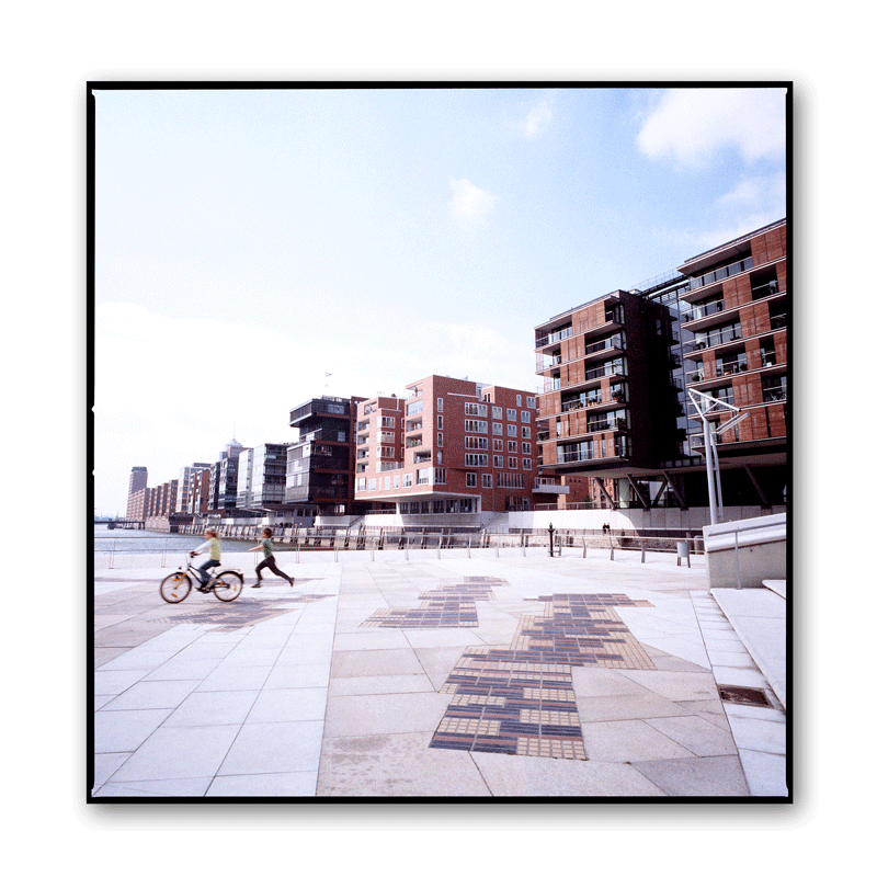 Zwei Kinder spielen bei den Magellan-Terrasen in der Hamburger Hafencity