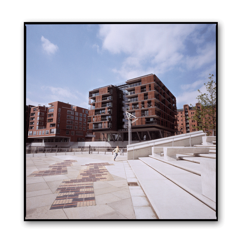 Ein KInd läuft in der Hafencity in Hamburg auf den Magellan-Terrassen