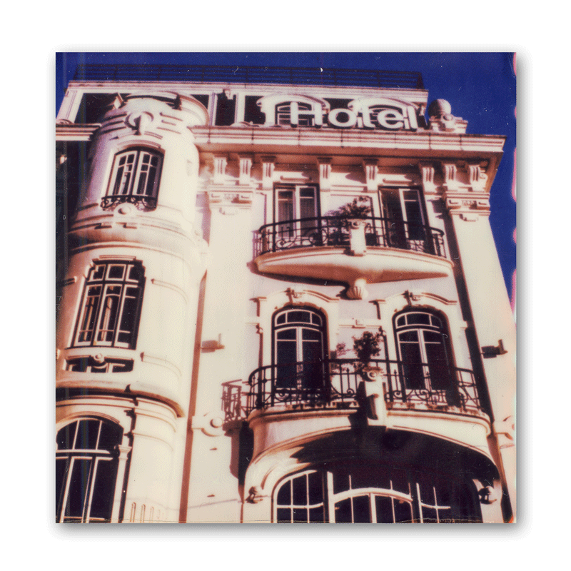 Ein Polaroid eines alten Hotels in Lissabon.
