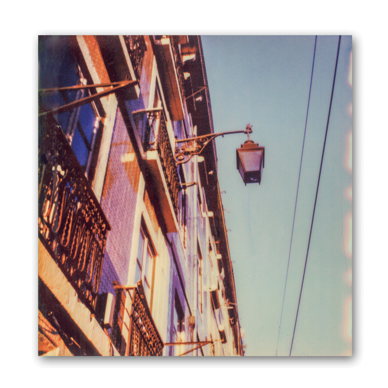 Polaroid von einer Häuserfassade in Portugal mit den typischen Azulejo-Kacheln