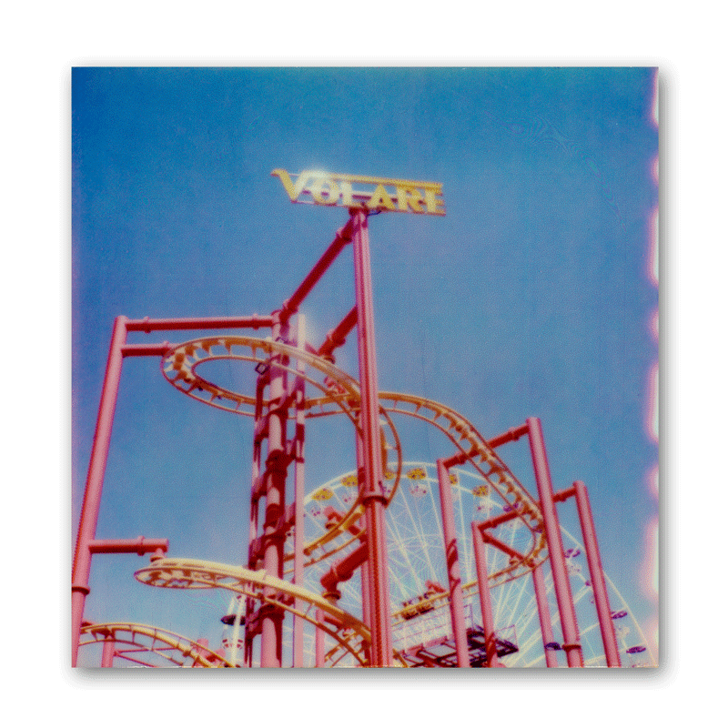 Polaroid-Foto einer roten Achterbahn