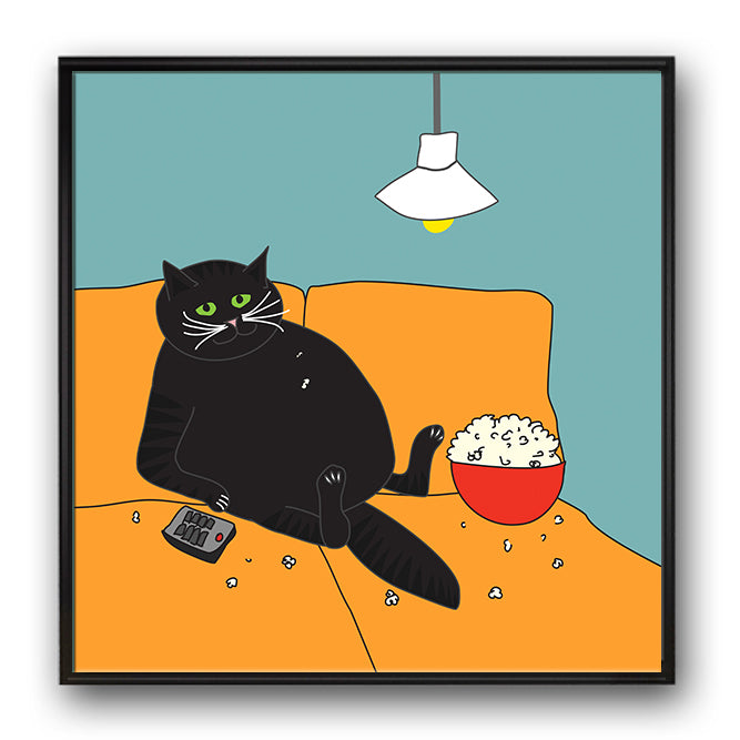 Ein vollgefressener Kater liegt faul auf dem Sofa neben sich eine Schale Popcorn und eine Fernbedienung.