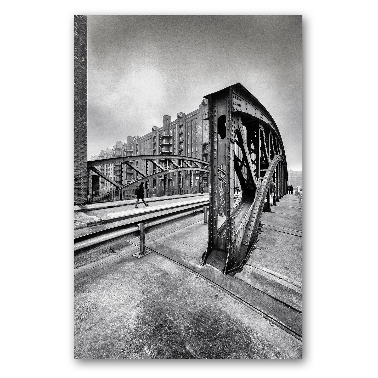 Foto der Poggenmühlenbrücke in Hamburg in schwarz-weiß