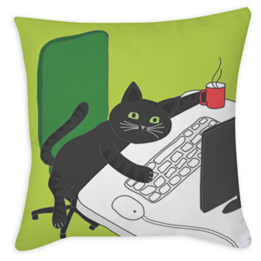 Bedrucktes Dekokissen: Eine Katze sitzt am Computer mit einem Becher Kaffee und ist müde.