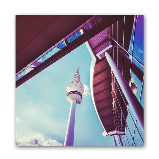 Fotografie des HJamburger Fernsehturms und im Anschnitt die Messehallen