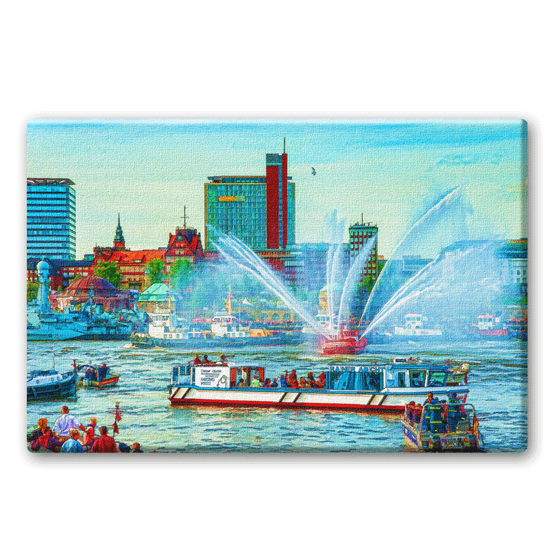 Eine Szene beim Hamburger Hafengeburtstag. Ein Feuerlöschboot spritzt Fontänen auf der Elbe und viele Zuschauer fahren auf Booten auf der Elbe.