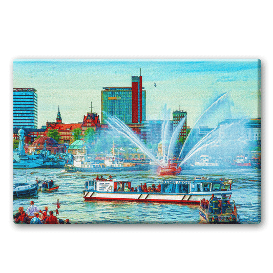 Eine Szene beim Hamburger Hafengeburtstag. Ein Feuerlöschboot spritzt Fontänen auf der Elbe und viele Zuschauer fahren auf Booten auf der Elbe.