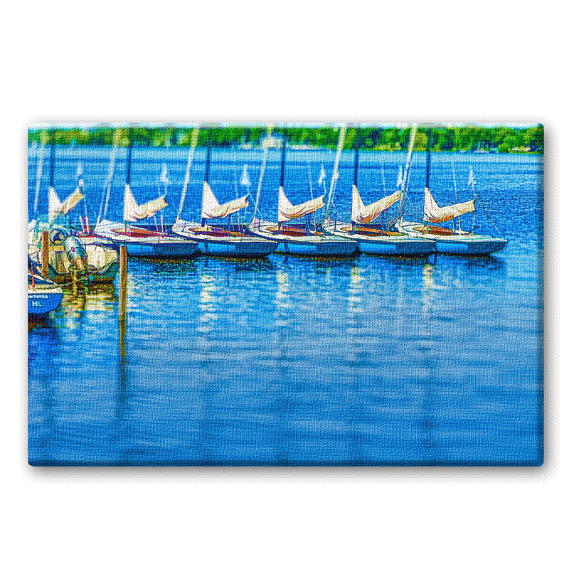 Einige kleine Segelboote liegen festgatäut auf der Außenalster.