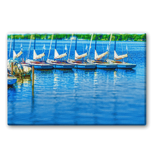 Einige kleine Segelboote liegen festgatäut auf der Außenalster.
