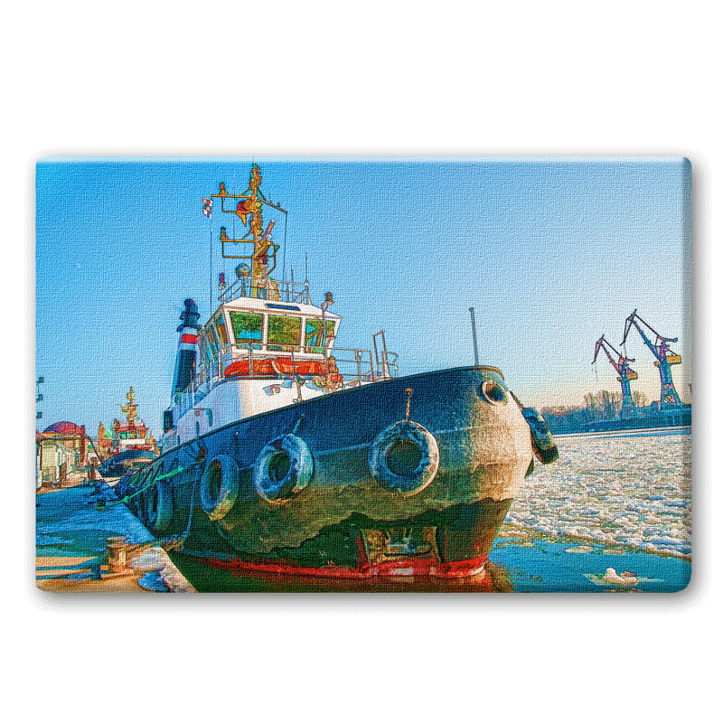 Ein Schlepper liegt bei Eis im Hamburger Hafen auf der Elbe.