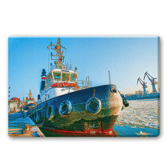 Ein Schlepper liegt bei Eis im Hamburger Hafen auf der Elbe.