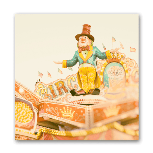 Ein Clown auf einem Fahrgeschäft