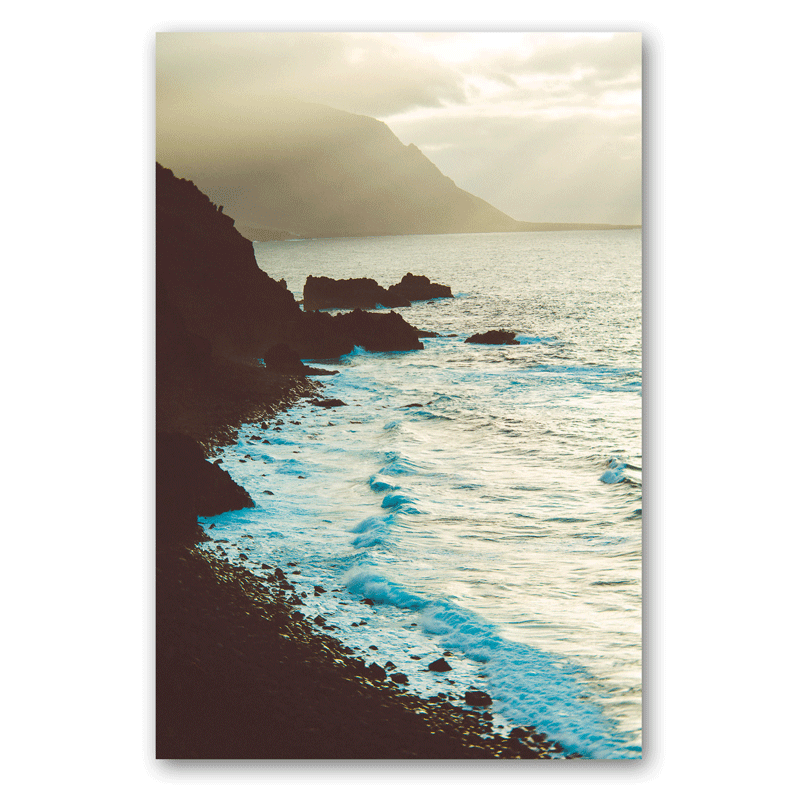 Fine Art Print: Blaue Wellen rollen an den schwarzen Strand