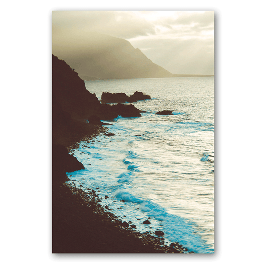 Fine Art Print: Blaue Wellen rollen an den schwarzen Strand