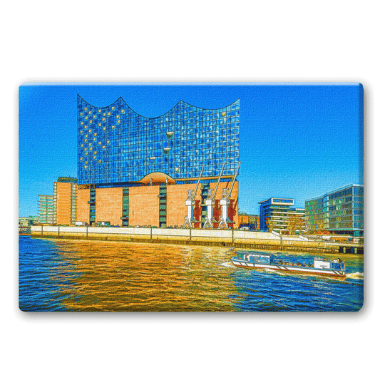 Die Hamburger Elbphilharmonie bei schönstem Wetter. Eine Barkasse macht eine große Hafenrundfahrt.
