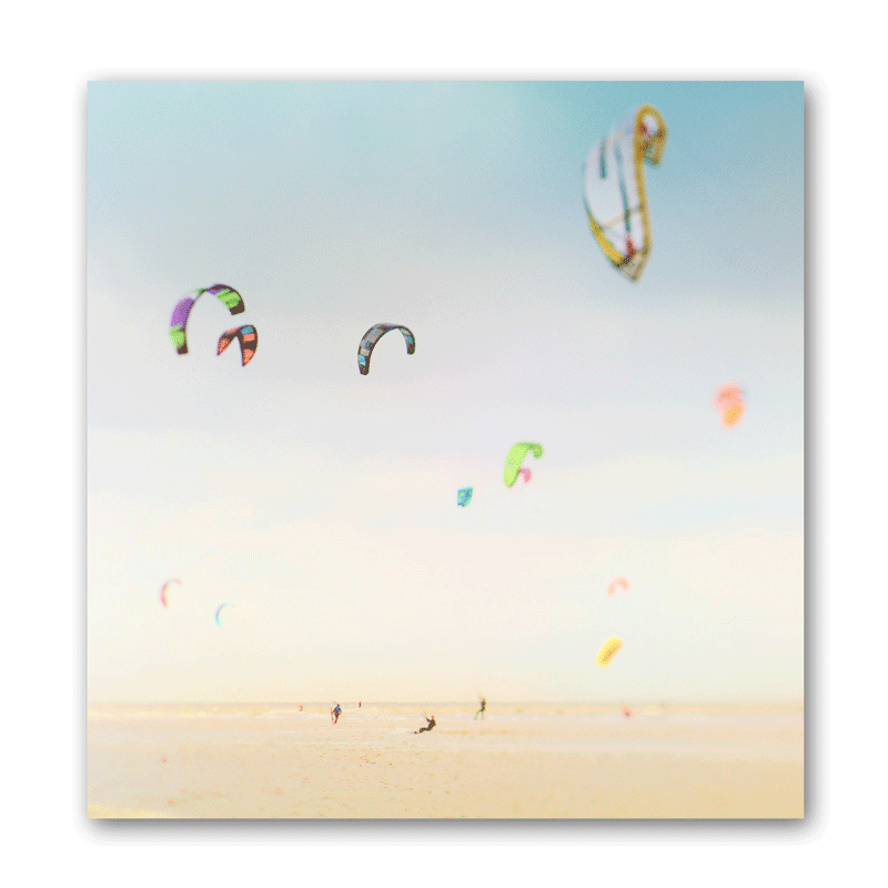 Kitesurfer surfen am Strand