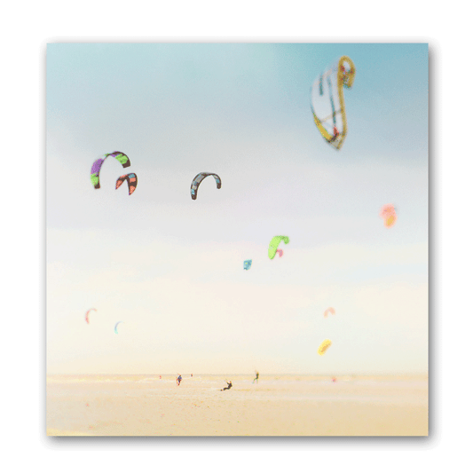 Kitesurfer surfen am Strand