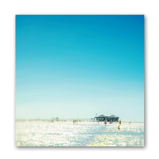 Ein Stelzenhaus im Meer im Sommer