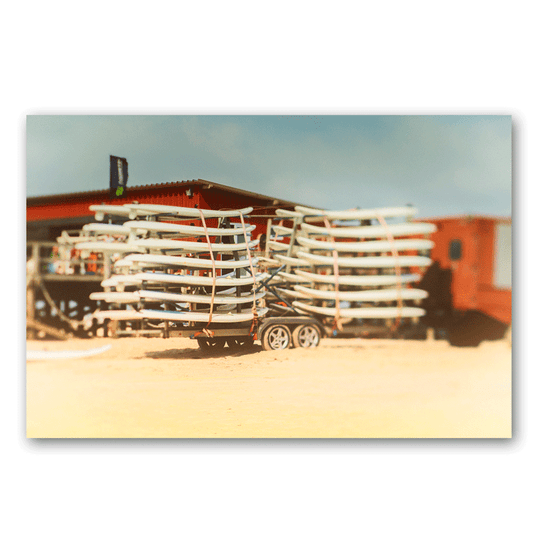 Gelagerte Surfbretter am Strand.