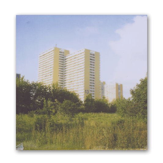 Foto eines Hochhauses in Berlin mit der Nummer 13.