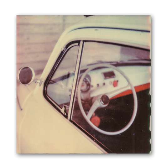 Nahaufnahme eines Fiat Cinquecento in hellblau.