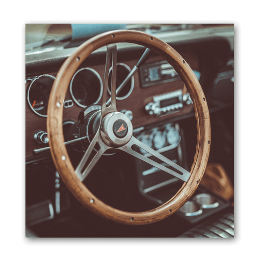 Nahaufnahme eines alten Lenkrads aus Holz in einem Oldtimer