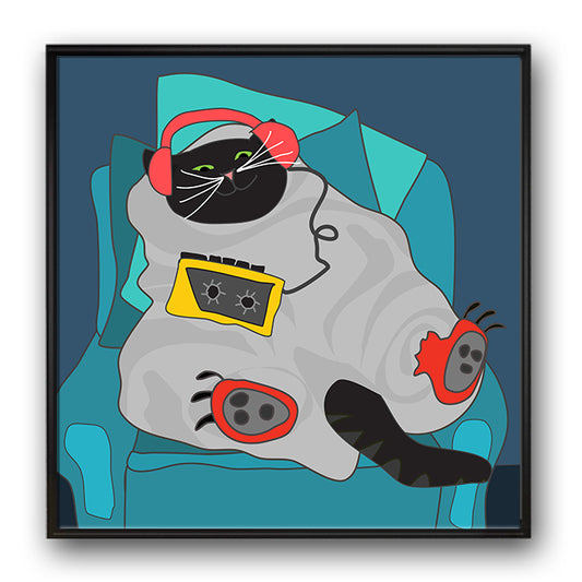 Eine Katze sitzt zugedeckt in einem Sessel und hört Musik über einen Walkman. Auf den Kopf hat er Kopfhörer und an den Füssen Hausschuhe mit Krallen.