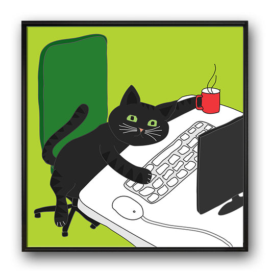 Montag morgens: Eine Katze liegt müde auf den Schreibtisch vor dem Computer und hält einen Kaffeebecher fest.