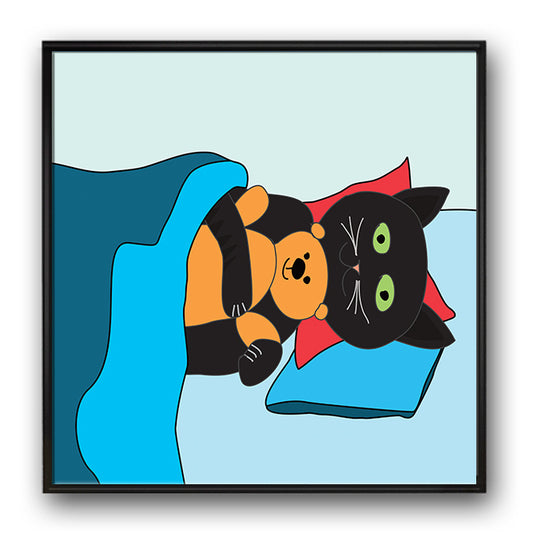 Eine Katze liegt zugedeckt im Bett mit einem Teddy im Arm