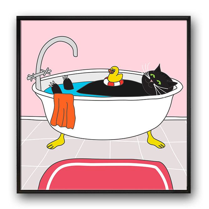 Eine Katze liegt in einer Badewanne und hat eine Quietscheente auf dem Bauch liegen.